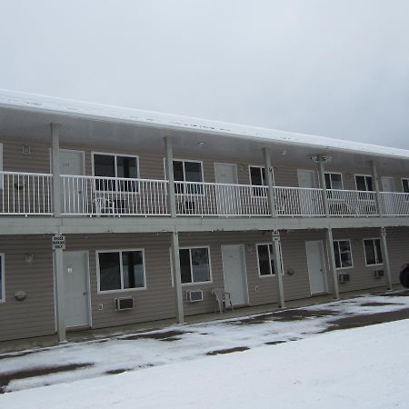 Kacee'S Northern Suites Fort Nelson Exterior photo