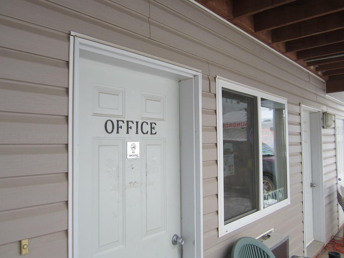 Kacee'S Northern Suites Fort Nelson Exterior photo